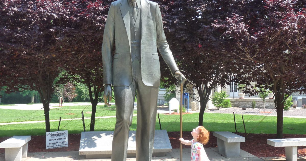 Robert Wadlow Statue World S Tallest Man Great Rivers Routes